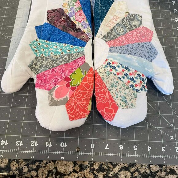 Homemade Dresden Plate Quilted Fully Lined Oven Mitts - Picture 4 of 9